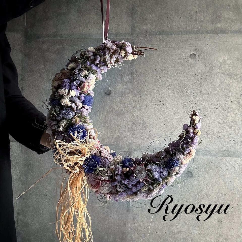 青い三日月リース ドライフラワー Dried Flower Crescent Wreath －1枚目の画像